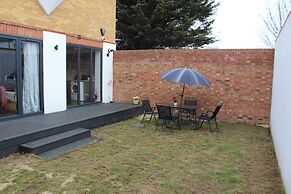 Contemporary 2 bed House With Parking