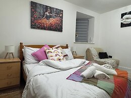 Contemporary 2 bed House With Parking