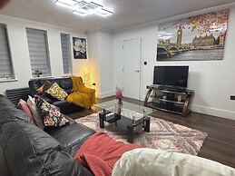 Contemporary 2 bed House With Parking