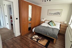Contemporary 2 bed House With Parking