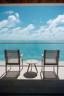 Luxurious Oceanfront Villa Infinity Pool Plunge