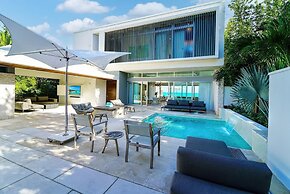 Private Oceanfront Luxury Infinity Pool Slide