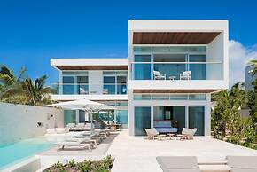 Luxurious Oceanfront Villa Infinity Pool Views
