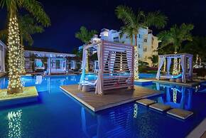 Luxurious Oceanfront Villa Infinity Pool Views