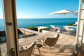 Luxurious Oceanfront Villa Infinity Pool Views
