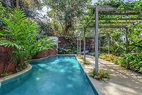Stylish 2BR With Pool Near Candolim and Coco Beach