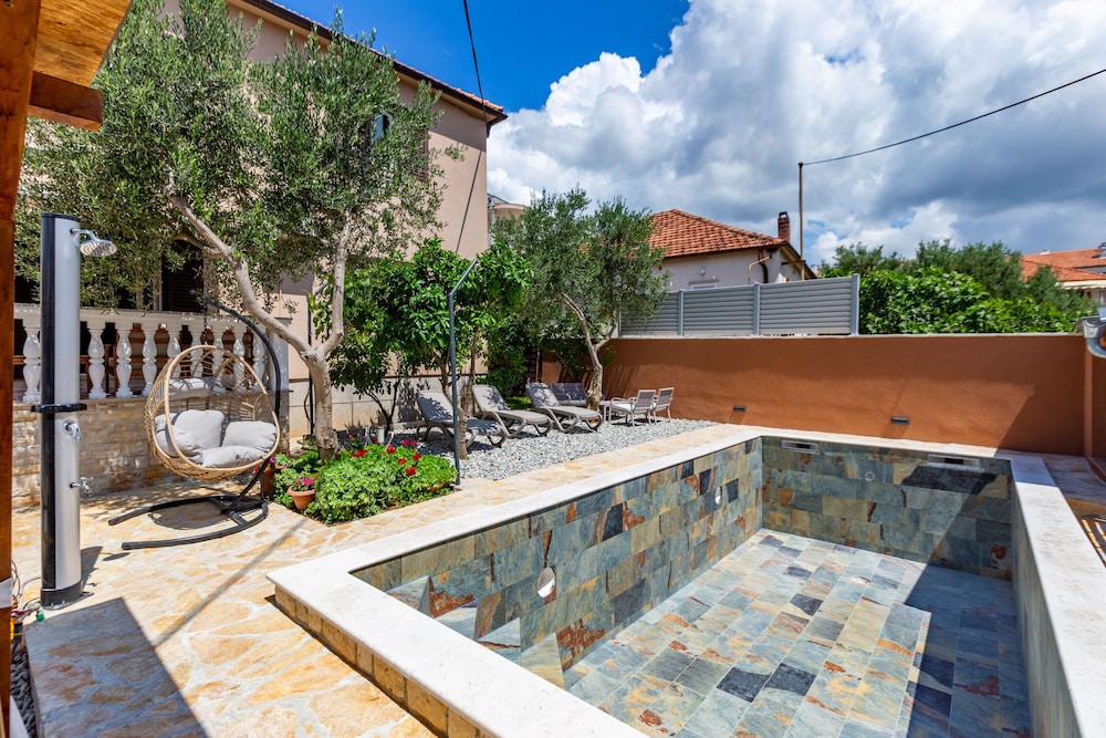 Lovely Leisure Apartments With Pool