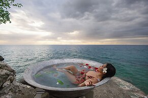 Casa Verde Cliff Resort and Spa