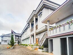 Esther Hotel