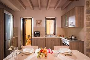Phaistos Villas - Villa Dafne Poolside Gem