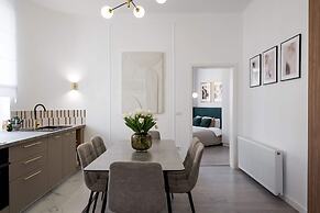 Elegant & Bright 2BR - Steps From Old Town