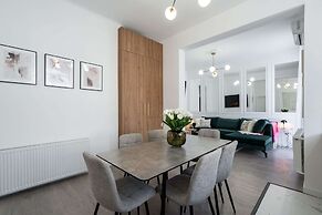 Elegant & Bright 2BR - Steps From Old Town