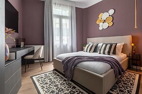 Elegant & Bright 2BR - Steps From Old Town