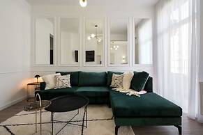 Elegant & Bright 2BR - Steps From Old Town