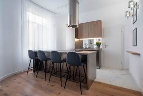 Elegant & Bright 2BR - Steps From Old Town