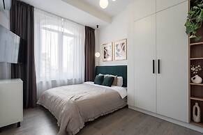 Elegant & Bright 2BR - Steps From Old Town