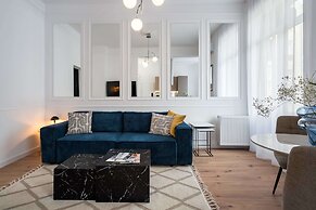 Elegant & Bright 2BR - Steps From Old Town