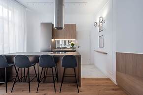 Elegant & Bright 2BR - Steps From Old Town