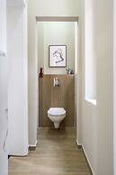Elegant & Bright 2BR - Steps From Old Town