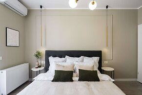 Elegant & Bright 2BR - Steps From Old Town