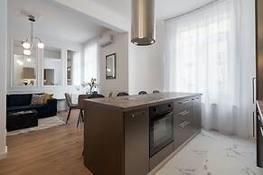 Elegant & Bright 2BR - Steps From Old Town