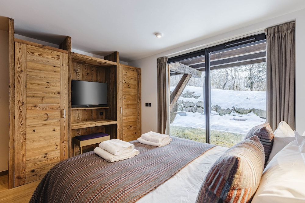 Chalet Black Squirrel