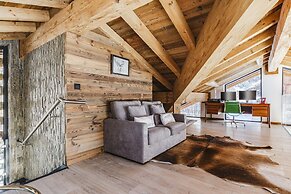 Chalet Black Squirrel