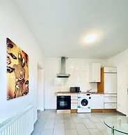 Cozy 2BR Apt Sleeps 6 Direct City Access