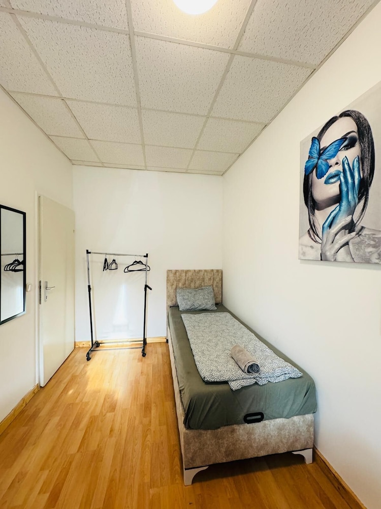 Cozy 2BR Apt Sleeps 6 Direct City Access