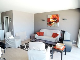 Spacious Apartment by the sea