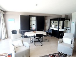 Spacious Apartment by the sea