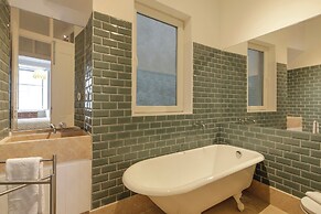 Baixa Apartment by Les Deux Mariettes