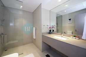 Bloomfields 1BR Canal View in Water Edge
