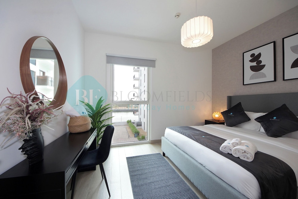 Bloomfields 1BR Canal View in Water Edge