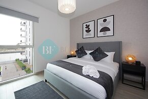 Bloomfields 1BR Canal View in Water Edge