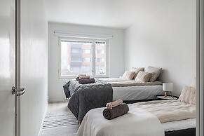 2BR Apt near Center with Free Parking