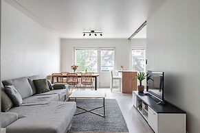 2BR Apt near Center with Free Parking