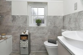 Halewood Haven - 4 Bedroom House