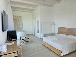 Luxury pool Suites - Città Bianca