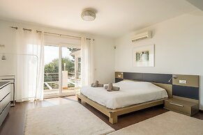 Spacious 3BR Villa with pool and views