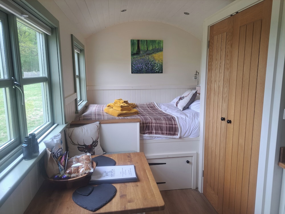 Luxury Shepherds Hut set in a Countryside Setting
