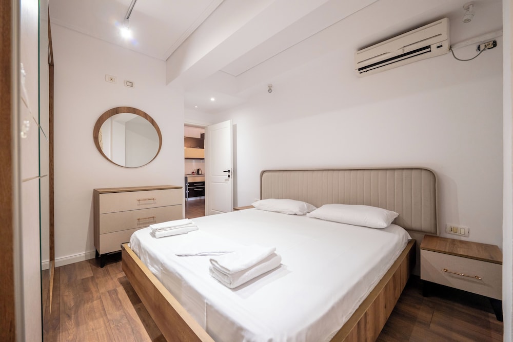 Tirent Apartment Komuna Parisit 2