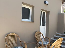 Olga's Sea View Studios -500m from Ipsos