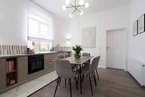 Elegant & Bright 2BR Condos - Steps from Old Town