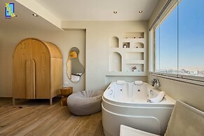 Xuru Stays I Jacuzzi Studios @ The Pyramids