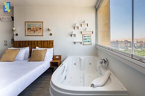 Xuru Stays I Jacuzzi Studios @ The Pyramids