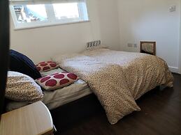 Central 2-bed Apt - Sleeps 4 - Parking & Wifi
