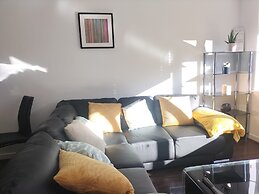 Central 2-bed Apt - Sleeps 4 - Parking & Wifi