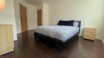 Central 2-bed Apt - Sleeps 4 - Parking & Wifi