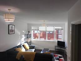 Central 2-bed Apt - Sleeps 4 - Parking & Wifi